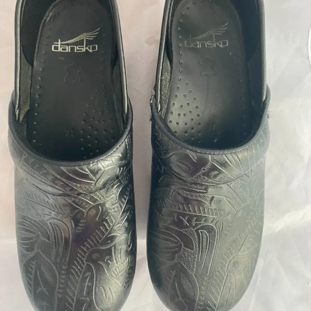 Dansko Clogs Black w/ Pattern - Sz 37 - Picture 9 of 10